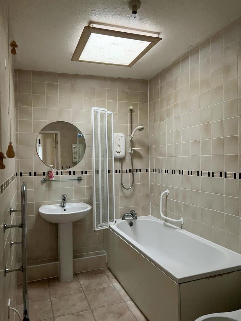 Lot: 3 - SEMI-DETACHED BUNGALOW FOR UPDATING -